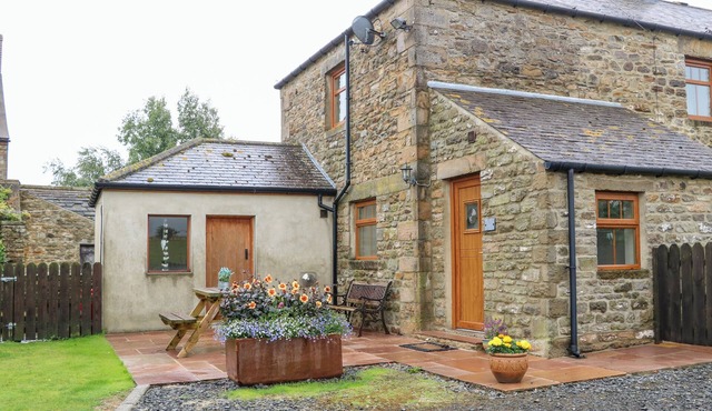 THE BARN COTTAGE, pet friendly, with open fire in Hexham