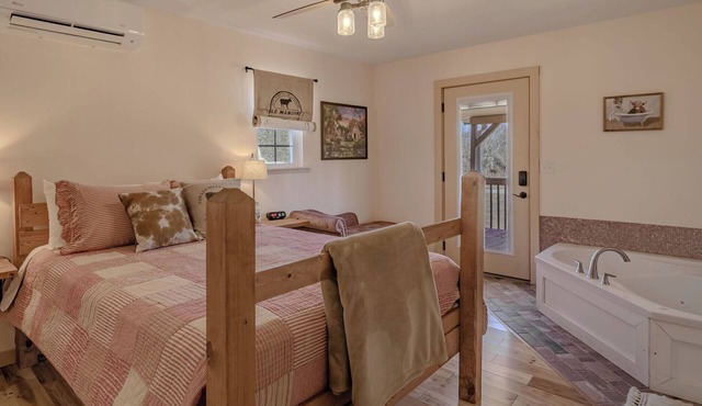 The Barn: Cozy Luxury Room with Jacuzzi & Countryside Views