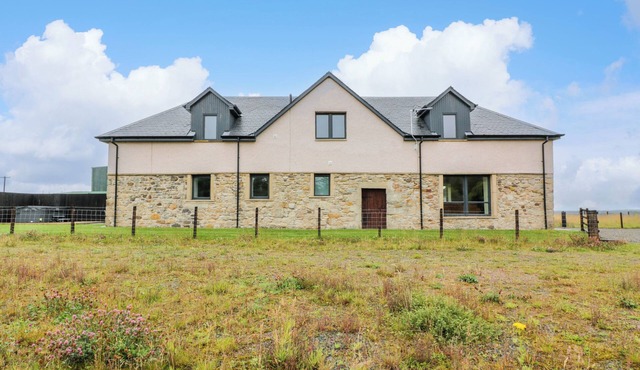 THE BARN, DRUMBOW FARM, family friendly, with hot tub in Caldercruix