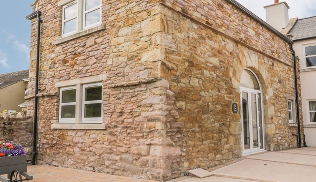 THE BARN, family friendly, character holiday cottage in Workington