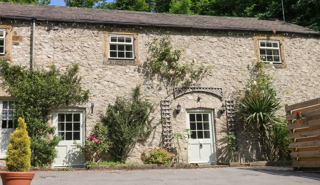 THE BARN, family friendly, character holiday cottage in Tideswell