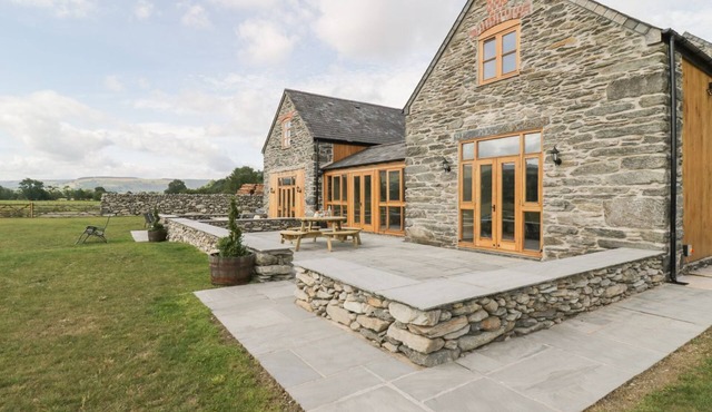 THE BARN, family friendly, with hot tub in Corwen