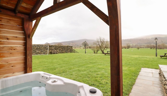 THE BARN, family friendly, with hot tub in Corwen