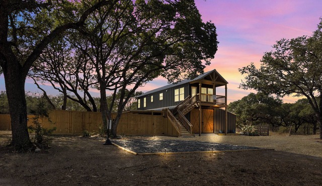 The Barn Haus ~ unique Hill Country experience, Hot Tub and Pet Friendly!