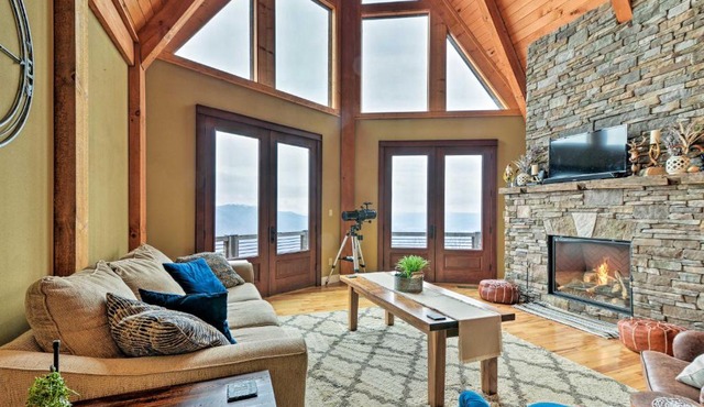 The Barn House Caldwell Mtn Retreat with Hot Tub!
