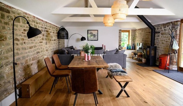 The Barn House - Swimming Pond,Jacuzzi,Chicks!