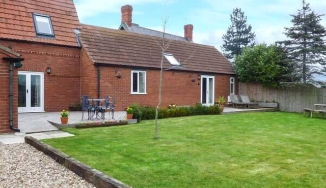 THE BARN IVY COTTAGE, family friendly, with a garden in York