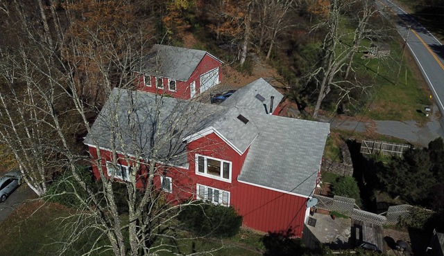 The Barn Loft. Streamside living in a spacious and tastefully renovated barn
