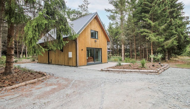 THE BARN, luxury holiday cottage, with open fire in Bishop's Castle