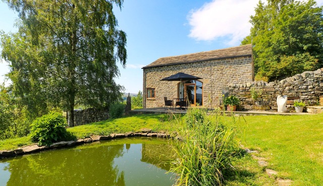 THE BARN, luxury holiday cottage, with a garden in Pateley Bridge