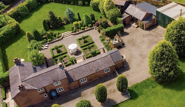 The Barn - Newly renovated luxury retreat with hot tub.