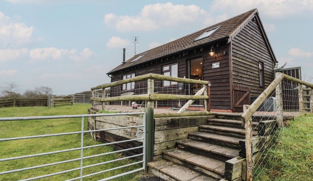 THE BARN ON THE LAGOON, pet friendly, with open fire in Droitwich Spa