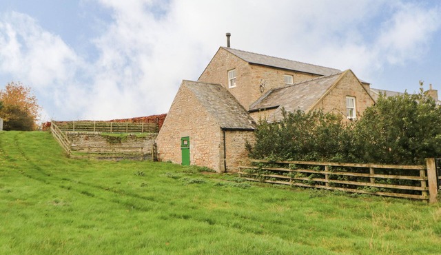THE BARN, pet friendly, character holiday cottage in Matfen