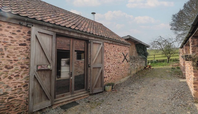 THE BARN, pet friendly, character holiday cottage in Spaxton