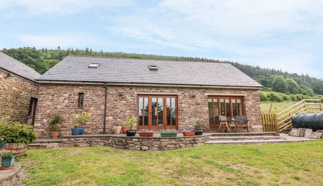 THE BARN, pet friendly, with a garden in Abergavenny