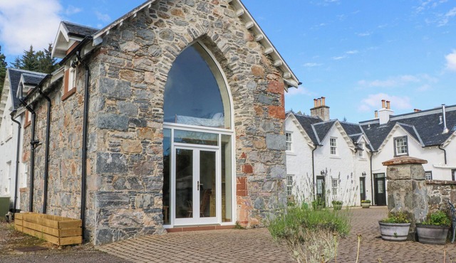 THE BARN, pet friendly, character holiday cottage in Fort Augustus