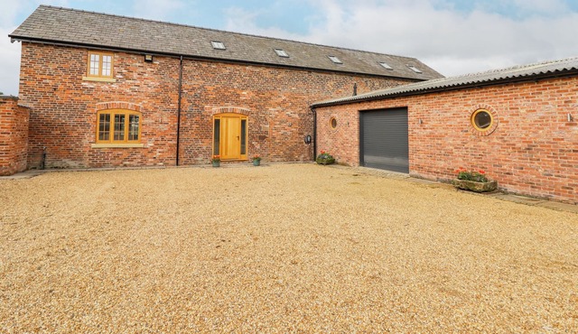 THE BARN, pet friendly, with a garden in Sandbach