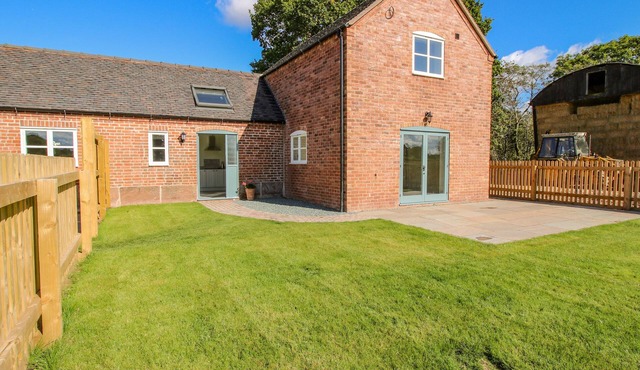 THE BARN, pet friendly, character holiday cottage in Shawbury