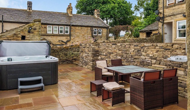 THE BARN, pet friendly, character holiday cottage in Holmfirth