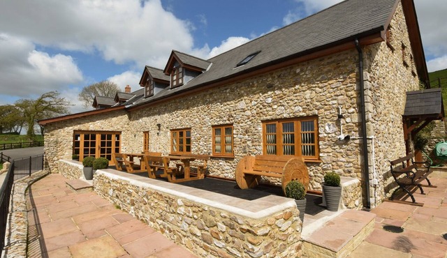 THE BARN, pet friendly, luxury holiday cottage in Southleigh