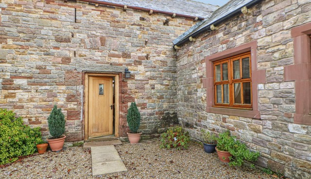 THE BARN, pet friendly, with hot tub in Milton