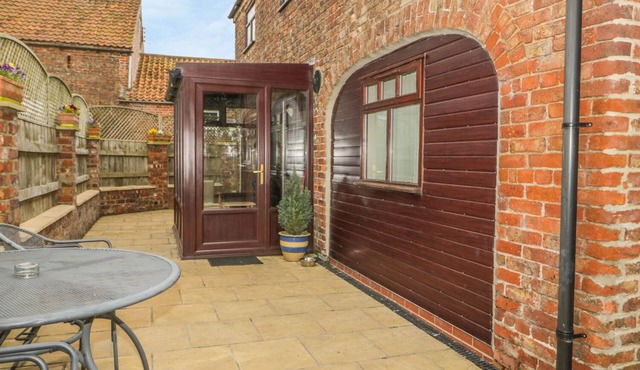 THE BARN, pet friendly, character holiday cottage in Burton Fleming