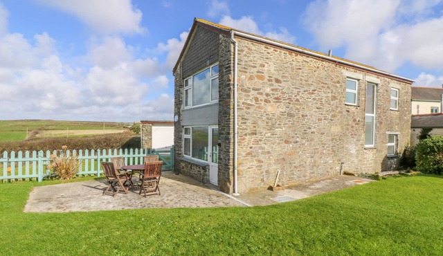 THE BARN, pet friendly, country holiday cottage in Gunwalloe