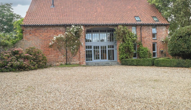 THE BARN, pet friendly, with pool in Hoveton & Wroxham
