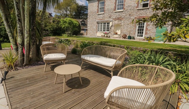 THE BARN, pet friendly, with a garden in Brixton