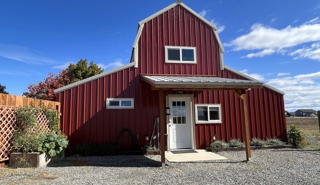 The Barn: Quiet, private, close to town, hot tub & spacious views.