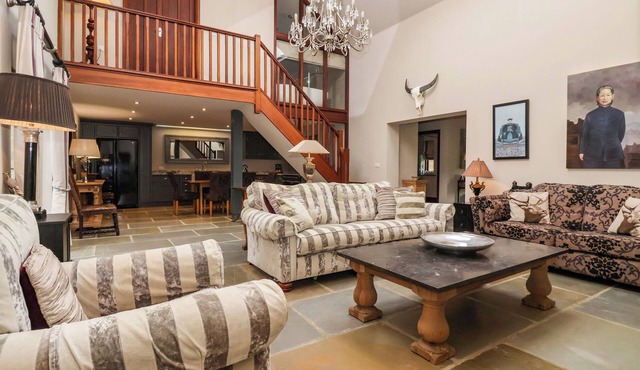 THE BARN, romantic, character holiday cottage in Knaresborough