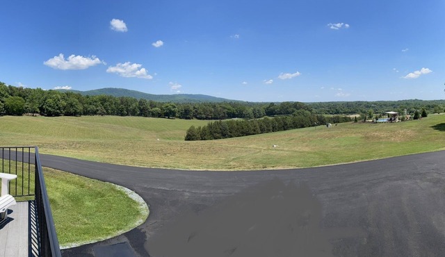 The Barn studios with a view near Monticello and wineries!