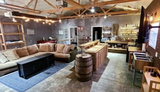 The Barndominium @ Moon Valley, King Bed, Unique, Gas Stove, Full Fence