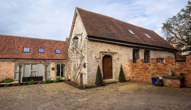 The Barns at Holy Well, Southam, sleeps 10 guests in 5 bedrooms