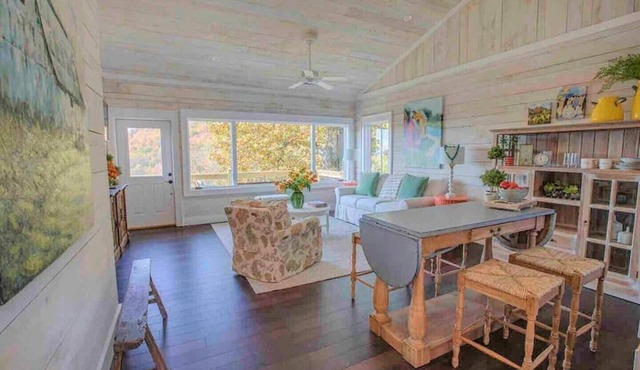 The Barrel Room Cottage - Mountain Vineyard Getaway