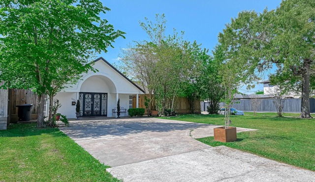 The Barry 2BR 2BA House in the Heart of Oak Forest
