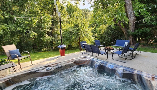 The Bartlett Nook/HOT TUB/3-BEDROOM/4 BEDS/CLOSE TO LU