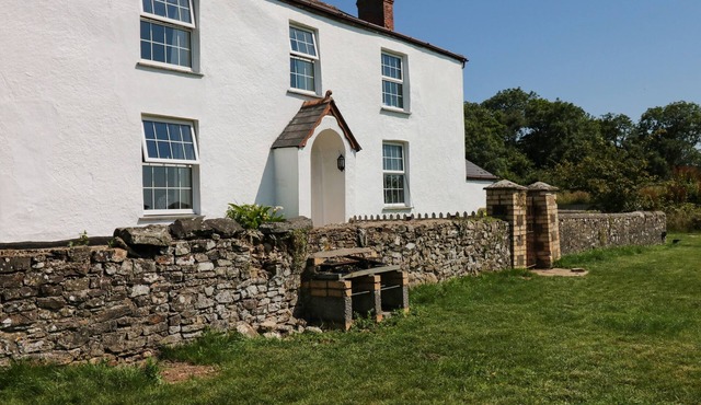 THE BARTON, pet friendly, with open fire in Bideford