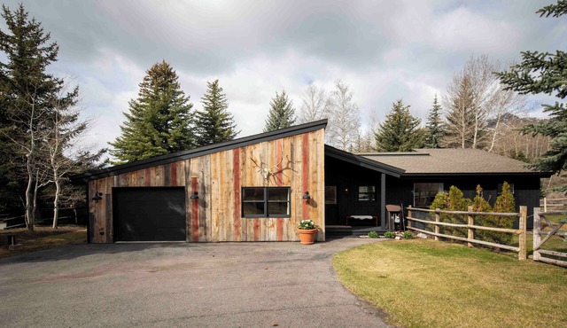 The Basecamp at Lake Creek – Cozy, Modern Getaway with Hot Tub