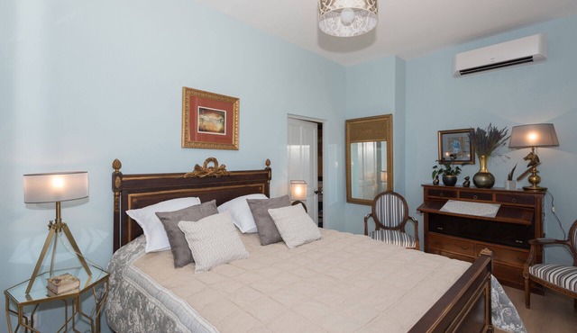 THE BASTIDE GARD BRIDGE spacious room decorated in Provencal style