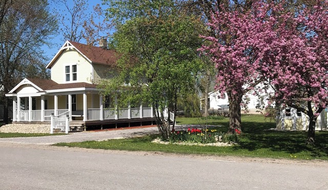 The Bay Breeze. In Village of Elk Rapids. Walk to Festivals, Beach Park & Town