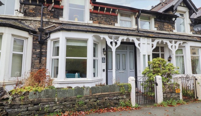 THE BAY COTTAGE, pet friendly, character holiday cottage in Ambleside