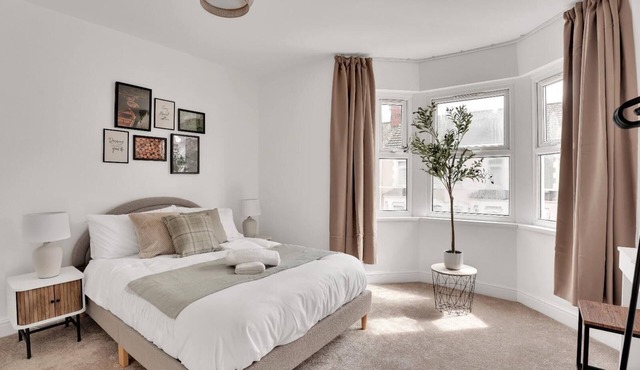 The Bay Escape: Modern 3BR Home | Steps from Cardiff Bay & City Center