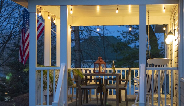 The Bay House - 1 block from Geneva Lake