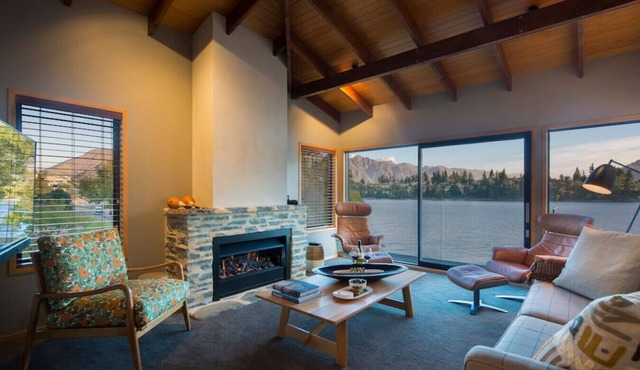 The Bay House | Lakefront, amazing views, spa & 5 min walk to town