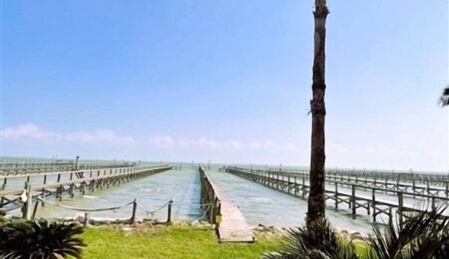 The Bay House. Newly Renovated Studio Apartment, One Bath. Private Fishing Pier.