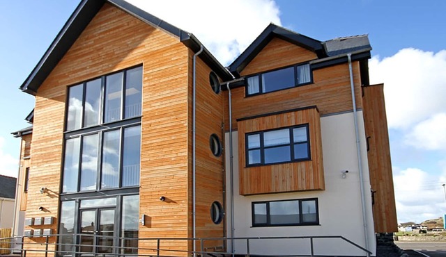 THE BAY, pet friendly, luxury holiday cottage in Trearddur Bay