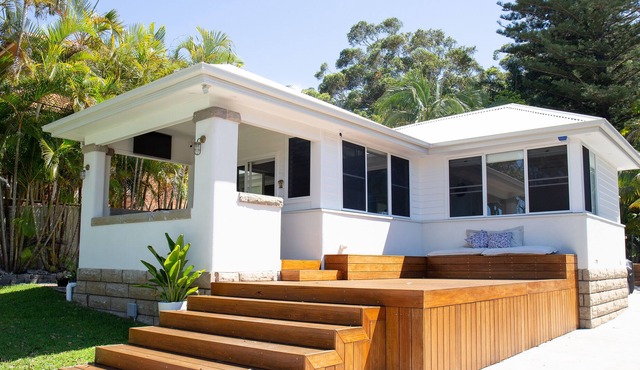 THE BAY - Private couples escape opposite the beach with ocean views and a pool