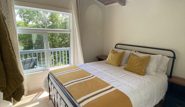 The Bay Stay! Fully Renovated Off-Grid Waterfront Cottage on Burridge Lake