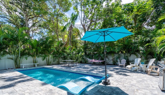 The Bay Street Hideaway- Private, Heated Pool with 4 Bedrooms